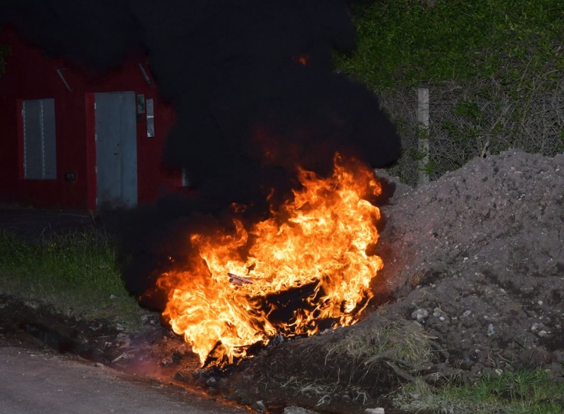 Villa Aurora: quemaron gomas para exigir mejoras en el barrio